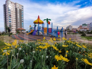 Fatsa Belediyesi, yeil alan saysn artrarak ocuklara gvenli parklar yapyor