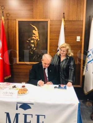 Nimet Koç, İlker Başbuğ’un imzalı kitabını aldı Nimet Koç, İlker Başbuğ’un imzalı kitabını aldı