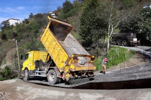 Alt�nordu G�m��k�y�de asfalt sevinci