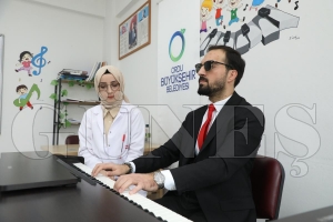 G�rmeyen g�zlerle de�il, hisseden kalple �al�yor