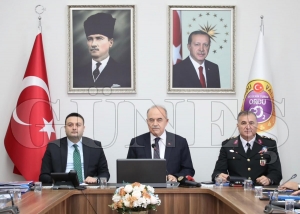 Vali Erol, Bas�n Mensuplar�na A��klamalarda Bulundu