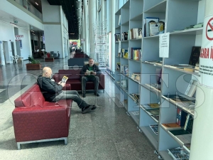Yolcular otobslerini kitap okuyarak bekliyor