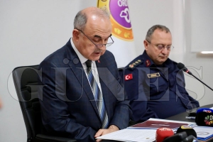 Vali Erol, ��ok b�y�k risk alt�nda arama kurtarma �al��malar� yap�l�yor�