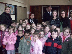 MİNİKLER POLİS AMCALARINI ZİYARET ETTİ MİNİKLER POLİS AMCALARINI ZİYARET ETTİ