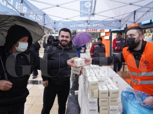 Berat kandilinde kandil simidi dağıtıldı Berat kandilinde kandil simidi dağıtıldı
