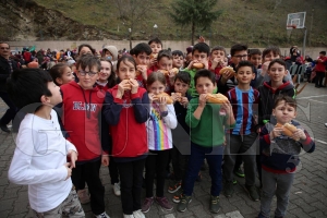 ÖĞRENCİLER YARIM TON HAMSİYİ 1 SAATTE TÜKETTİ ÖĞRENCİLER YARIM TON HAMSİYİ 1 SAATTE TÜKETTİ