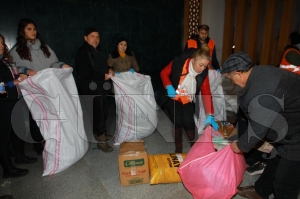 Trkmenistanl Umida depremzedeler iin cansiperane alyor
