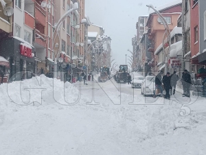 Karla m�cadele ekipleri durmak bilmiyor