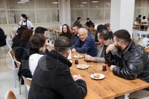 Gen�lerin ba�kan� G�ler, iftar�n� ��rencilerle yapt�