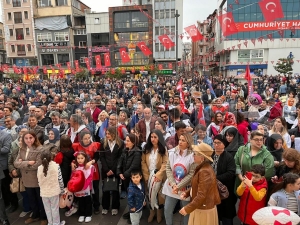 1 MAYIS FATSA’DA MEHMET GÜMÜŞ KONSERİYLE KUTLANDI 1 MAYIS FATSA’DA MEHMET GÜMÜŞ KONSERİYLE KUTLANDI
