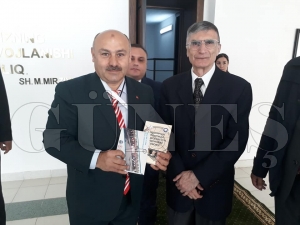 Sancar’a kitap hediye etti Sancar’a kitap hediye etti