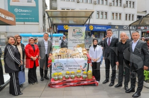 DÜNYA ÇİFTÇİLER GÜNÜNDE ÜRETİMİN GERÇEK KAHRAMANLARI ŞİFALI ÜRÜNLERİNİ HALKA SUNDU DÜNYA ÇİFTÇİLER GÜNÜNDE ÜRETİMİN GERÇEK KAHRAMANLARI ŞİFALI ÜRÜNLERİNİ HALKA SUNDU
