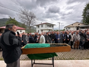 Aydın Beyoğlu 'nun annesi defnedildi Aydın Beyoğlu 'nun annesi defnedildi