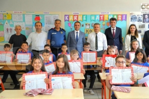 Başkan Kibar öğrencilerin karne sevincine ortak oldu Başkan Kibar öğrencilerin karne sevincine ortak oldu