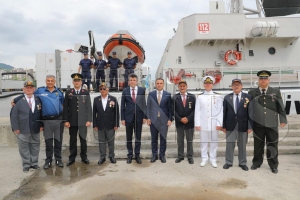 Şehit aileleri ve muharip gaziler, önce şehitlikte sonra da sahil güvenlik gemisiyle deniz turunda buluştu Şehit aileleri ve muharip gaziler, önce şehitlikte sonra da sahil güvenlik gemisiyle deniz turunda buluştu
