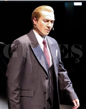 Fatsal� oyuncu Abdulsamet S�nb�l, Atat�rk rol�yle �stanbul�da ayakta alk��land�