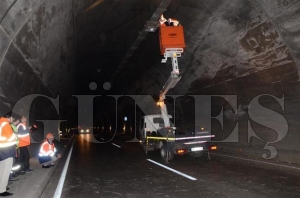 Tünelde damperi açılan kamyon, trafiği 2 saat kilitledi Tünelde damperi açılan kamyon, trafiği 2 saat kilitledi