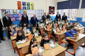 Ba�kan G�ler ��rencilerin karne sevincine ortak oldu