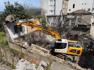 Fatsa�da metruk bina y�k�mlar� devam ediyor
