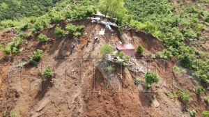 Kaymakam Avni Kula ve Ba�kan Kibar heyelan b�lgesinde