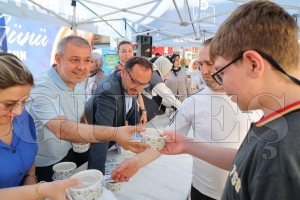 A�urenin bereketi Plevne meydan�'nda payla��ld�