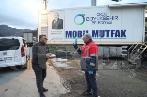 Ordu b�y�k�ehir belediyesi 7 y�ld�r yolda olanlara iftarl�k ikram� yapmay� s�rd�r�yor