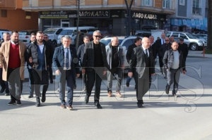 VATANDAŞ EROĞLU’NA KUCAK AÇTI VATANDAŞ EROĞLU’NA KUCAK AÇTI