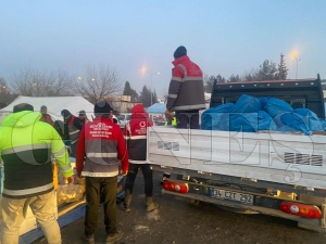 Giden yardmlar bykehir ekiplerince depremzedelere ulatrlyor