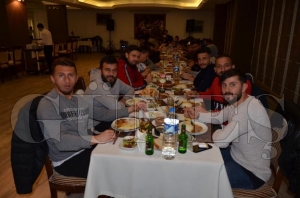 Taraftardan teknik ekip ve futbolculara yemek Taraftardan teknik ekip ve futbolculara yemek