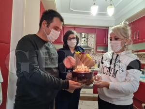 Vali Sonel’den Öğretmenler Günü’nde öğretmenlere doğum günü sürprizi Vali Sonel’den Öğretmenler Günü’nde öğretmenlere doğum günü sürprizi