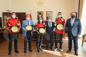 Şampiyon Okçularımızdan Vali Sonel'e ziyaret Şampiyon Okçularımızdan Vali Sonel'e ziyaret