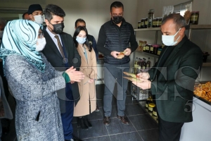 Vali Sonel, kadın girişimcilerin üretimlerini yerinde gördü Vali Sonel, kadın girişimcilerin üretimlerini yerinde gördü