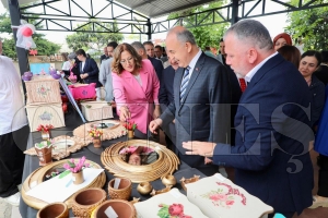 Vali Erol, Huzurevi sakinlerinin hazrlad El rnleri sergisinin aln yapt