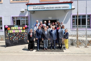 Vali Erol, rencilerin karne heyecann paylat