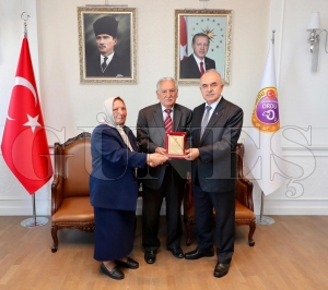 Vali Erol�dan, Gazi Halk k�t�phanesine 600 kitap ba����nda bulunan Tarkan Deniz�e plaketli te�ekk�r