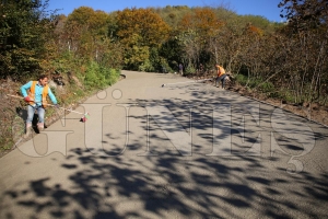 Krsal mahallerde hz  kesmeden beton yola devam