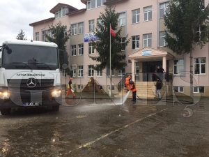 Camilerde temizlik ve dezenfektan çalışması yapıldı Camilerde temizlik ve dezenfektan çalışması yapıldı