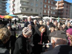 CHP'liler Pazarda Keşkek dağıttılar CHP'liler Pazarda Keşkek dağıttılar
