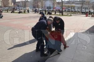YAŞLI KADINA POLİS ŞEFKATİ YAŞLI KADINA POLİS ŞEFKATİ