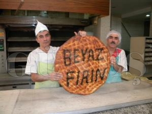 İŞTE RAMAZAN’IN EN BÜYÜK PİDESİ İŞTE RAMAZAN’IN EN BÜYÜK PİDESİ