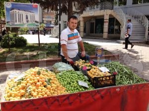 Erik ve yerli kiraz tezghlarda