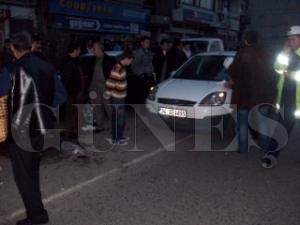 ARACINA BİNERKEN KAMYON ÇARPTI ARACINA BİNERKEN KAMYON ÇARPTI