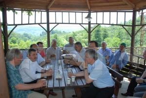 BAŞKANA SEMAVERDE ÇAY İKRAMI BAŞKANA SEMAVERDE ÇAY İKRAMI