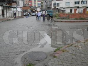 SU BİRİKİNTİLERİ VATANDAŞLARI ÇİLEDEN ÇIKARTIYOR SU BİRİKİNTİLERİ VATANDAŞLARI ÇİLEDEN ÇIKARTIYOR