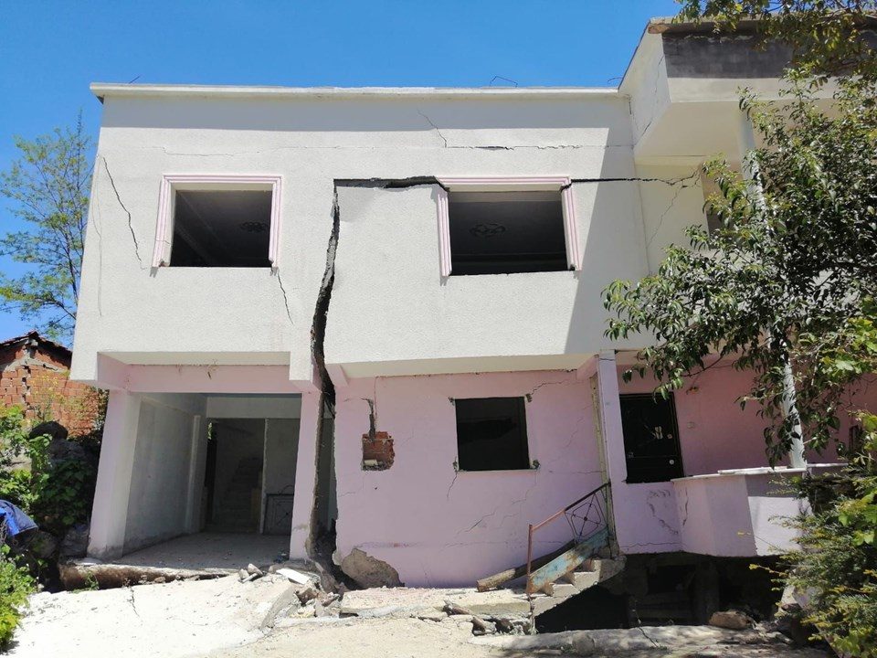 Heyelan bir mahalleyi yok etti: 15 ev yıkıldı