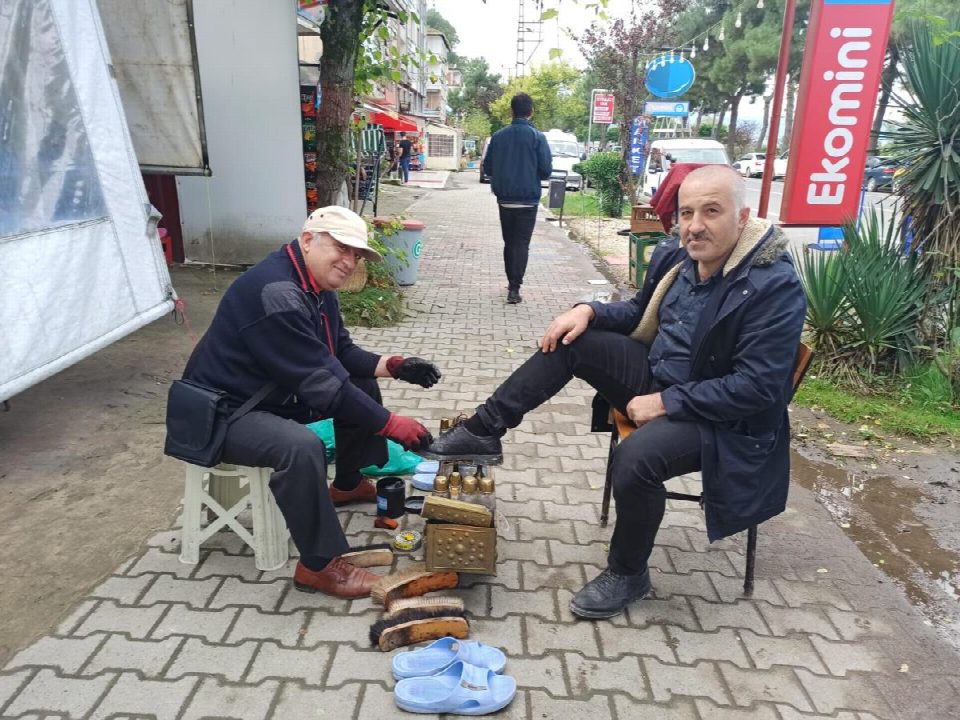 Bolaman’ın tek ayakkabı boyacısı “Hakan Coşkun”
