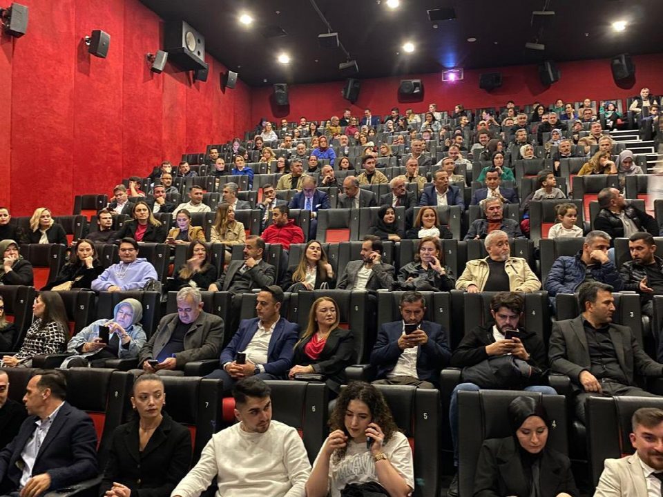 Vali Erol, “Kırmızı Alan” filminin galasına katıldı
