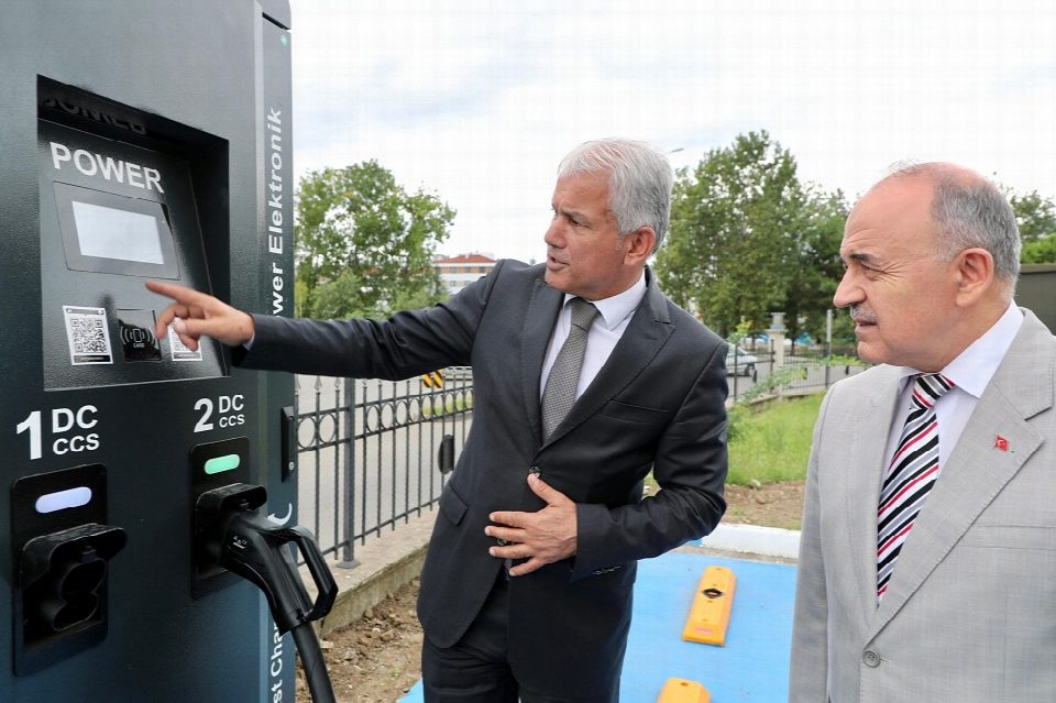 YENİ HÜKÜMET KONAĞI YERLEŞKESİNDE ELEKTRİKLİ HIZLI ŞARJ İSTASYONU KURULDU