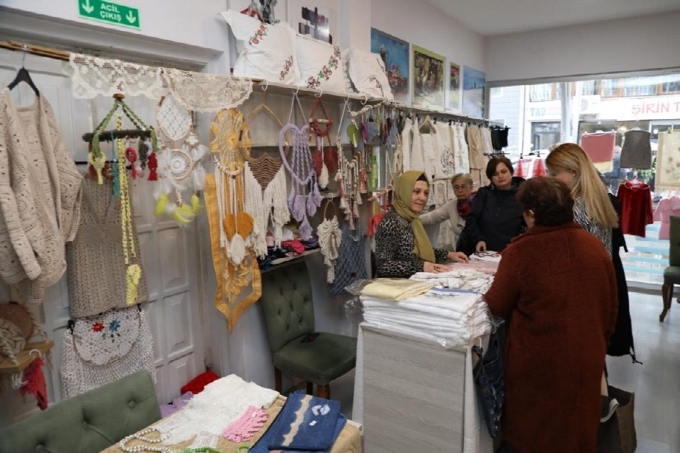 BU ÇARŞIDAKİ ESERLER İLMEK İLMEK İŞLENİYOR
