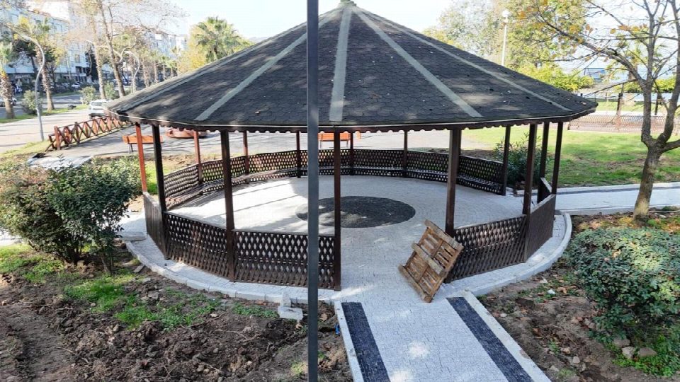 Fatsa’nın buluşma noktası olan Atatürk Parkını güzelleştirmeye devam ediyor